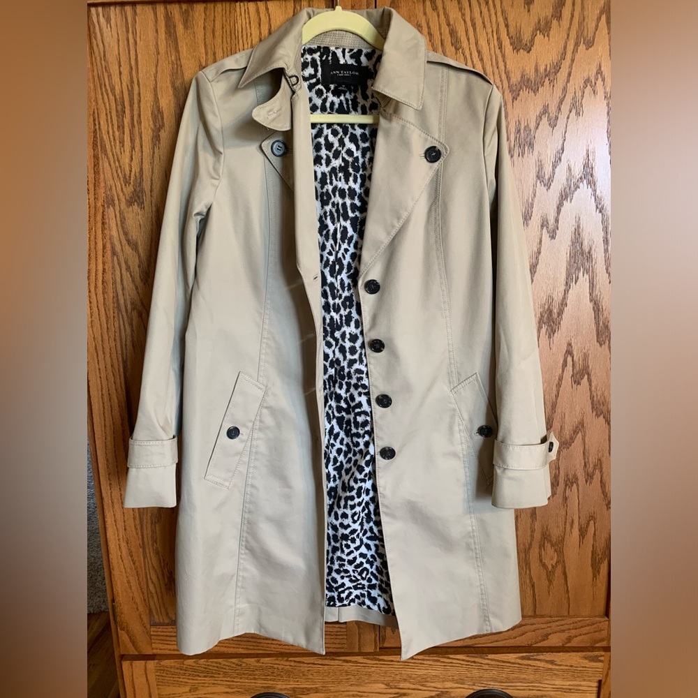 Gorgeous Ann Taylor beige lined trench coat. Medium.